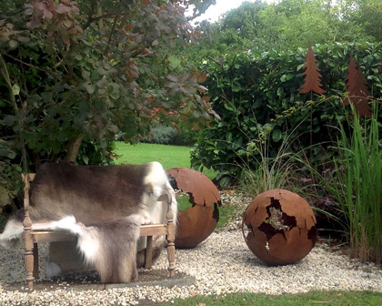 Kugelförmige Gartenaccesoires aus Metall