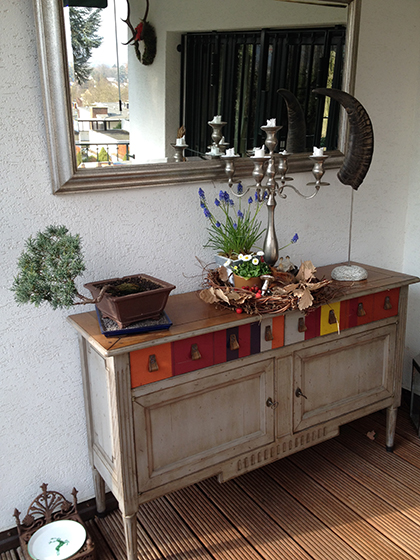 Großer Spiegel und eine Holz-Kommode für die Terrasse