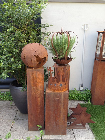Stelen aus Metall die sich als Gartenaccessoires anbieten